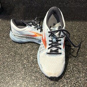 Women’s size 7.5 Brooks Adrenaline 21